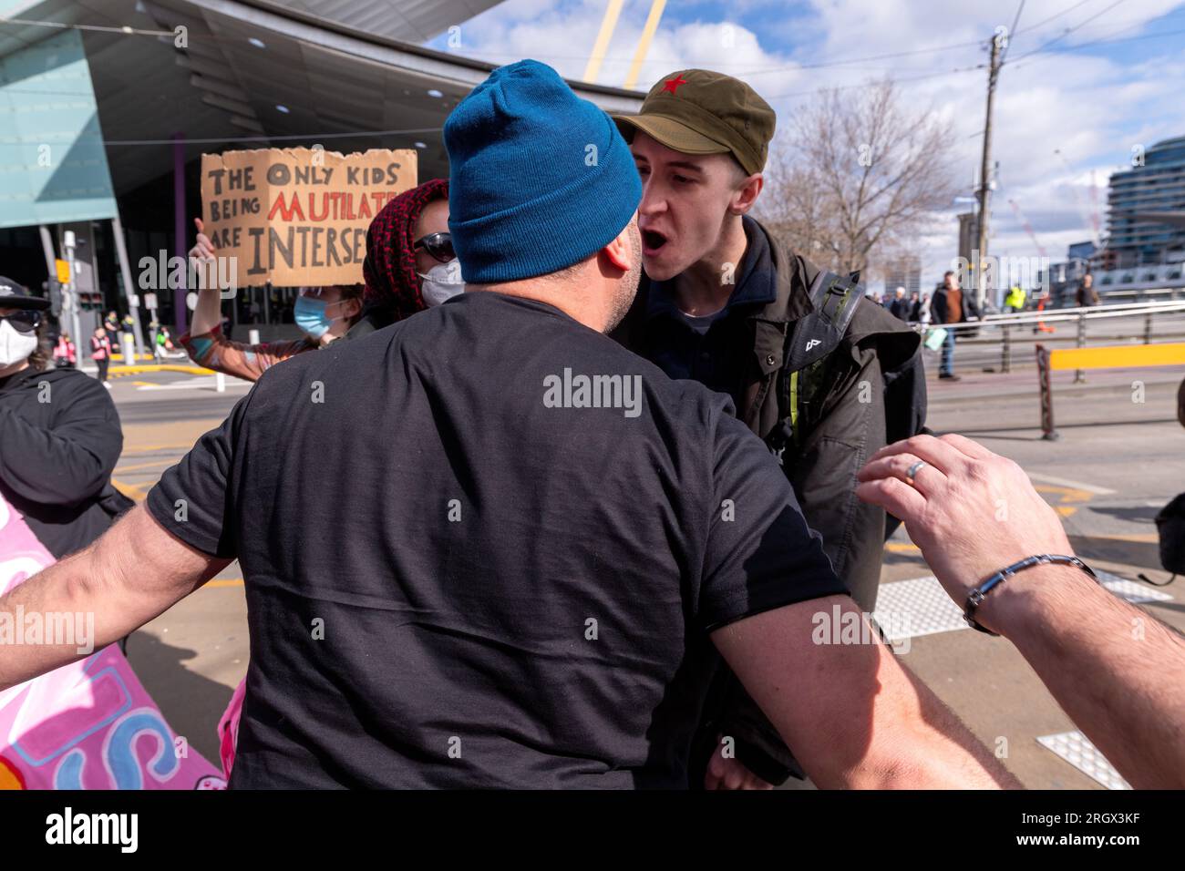 Ein Pro-LGBT-Protestler konfrontiert einen Anti-Trans-Protestanten bei Demonstrationen über die Melbourne Drag Expo im Melbourne Convention Center. Demonstranten und Konterprotestierende stoßen auf divergierende Ideologien über Melbournes Drag Expo. Als das bunte Ereignis zu einem Hintergrund für gesellschaftliche Spannungen wurde, führen leidenschaftliche Demonstranten und Gegenprotestierende Proteste und Zusammenstöße durch. Inmitten dieser beladenen Atmosphäre arbeitete eine beträchtliche Polizeipräsenz, um die Ordnung aufrechtzuerhalten, versuchte, die beiden Gruppen voneinander zu trennen und die öffentliche Sicherheit zu wahren. (Foto: Michael Currie/SOPA Images/Sipa USA) Stockfoto