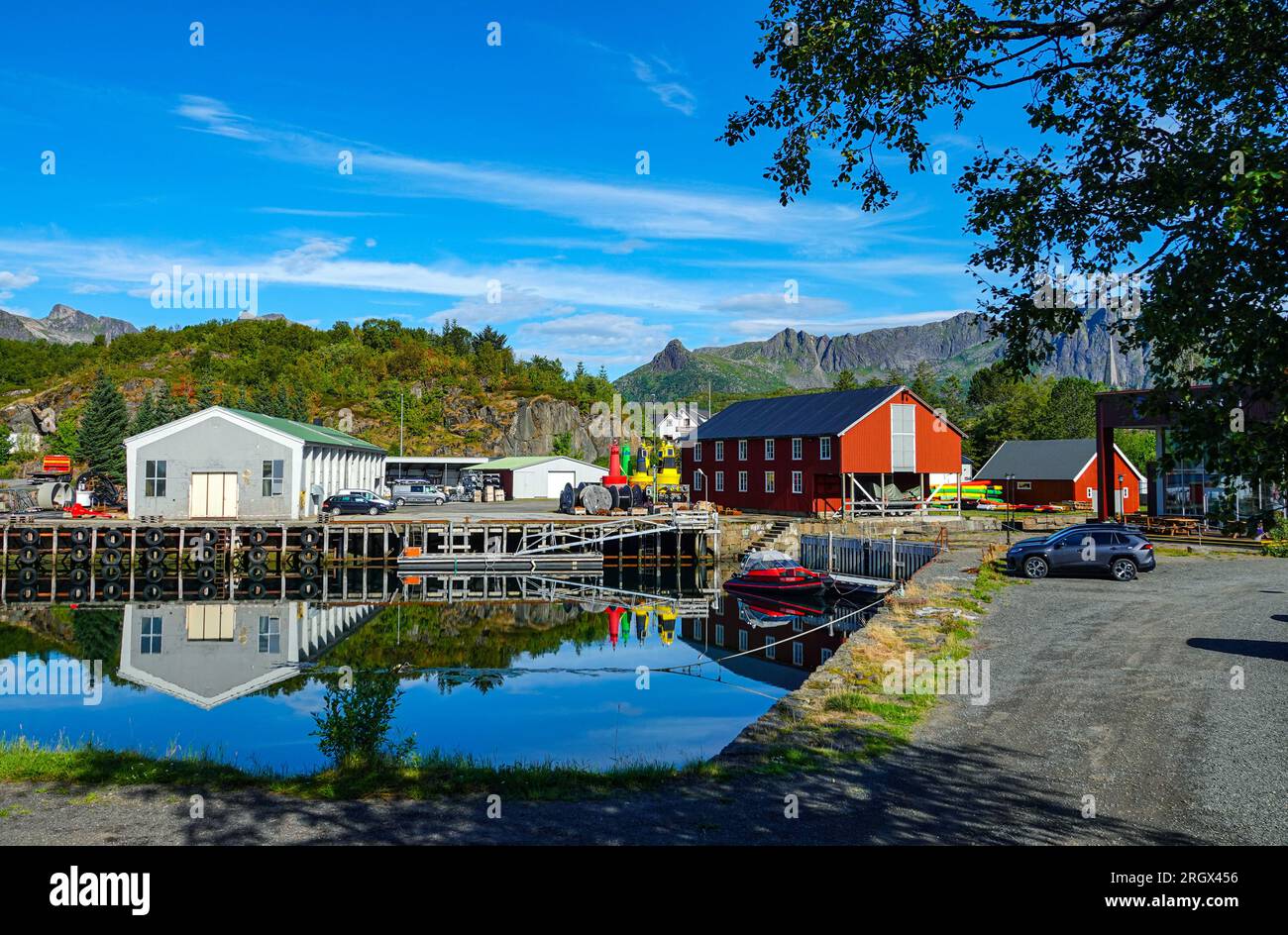 Reflexionen in Kabelvag, den Lofoten-Inseln-Inselgruppen in der Arktis Norwegen, den Magic Islands Stockfoto