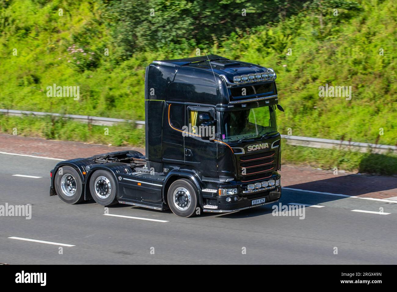 2014 Black SCANIA R-SRS L-Klasse, Diesel 16400 cm3 Zugmaschine; Fahrt auf der Autobahn M6 im Großraum Manchester, Großbritannien Stockfoto