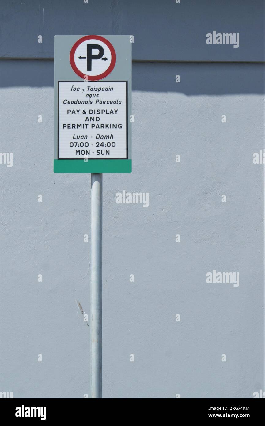 Straßenschild mit den Regeln für die Nutzung des Parkplatzes. Irland, Dublin 09.09.2023. Stockfoto