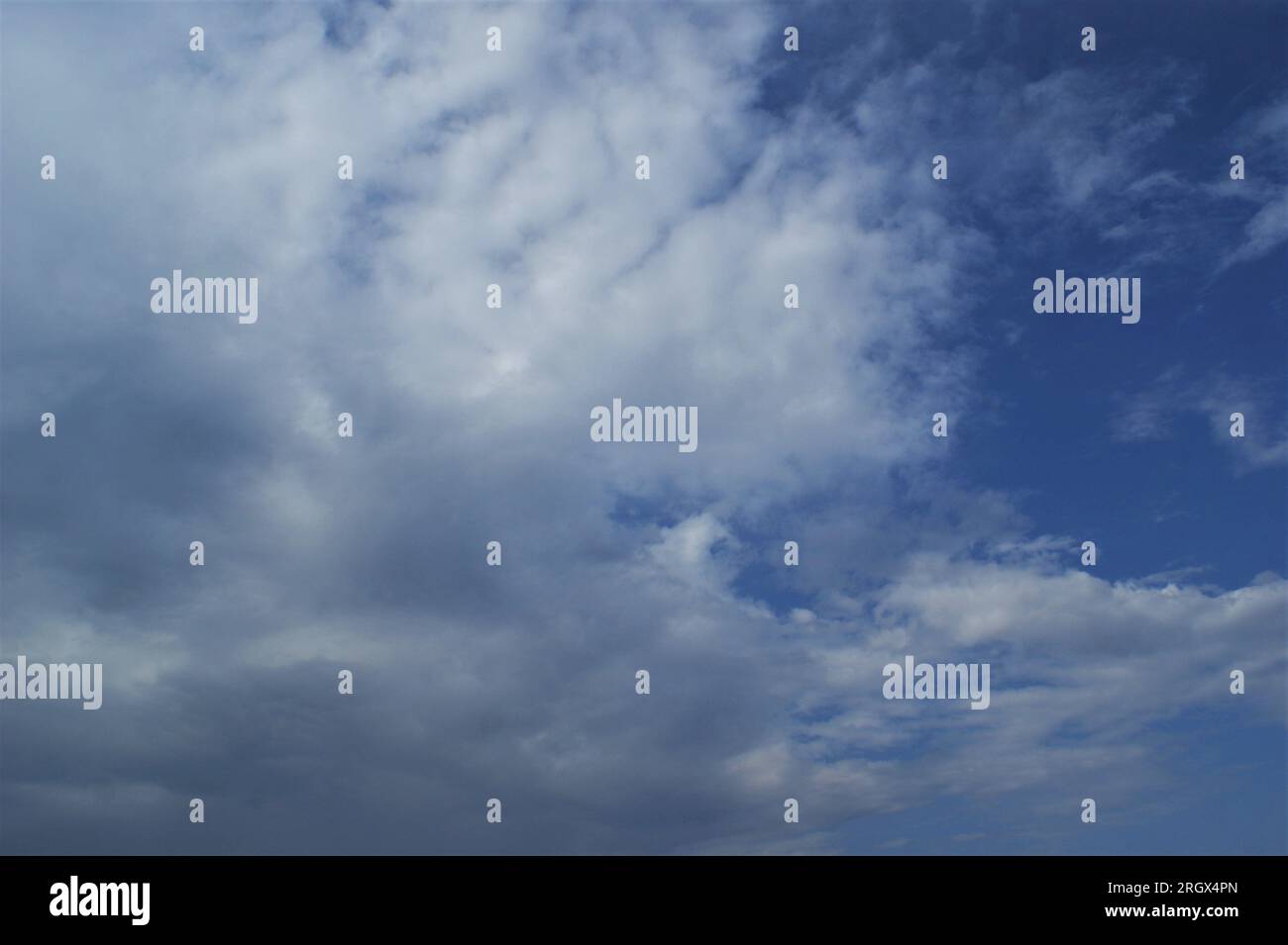 Blauer Himmel mit Wolken. Bedeckter Himmel. Stockfoto