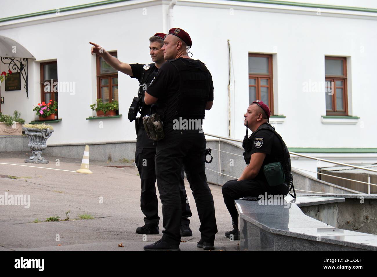 Nicht exklusiv: KIEW, UKRAINE - 11. AUGUST 2023 - Strafverfolger sind in der Kiew-Pechersk-Lavra, Kiew, Hauptstadt der Ukraine, im Dienst. Stockfoto