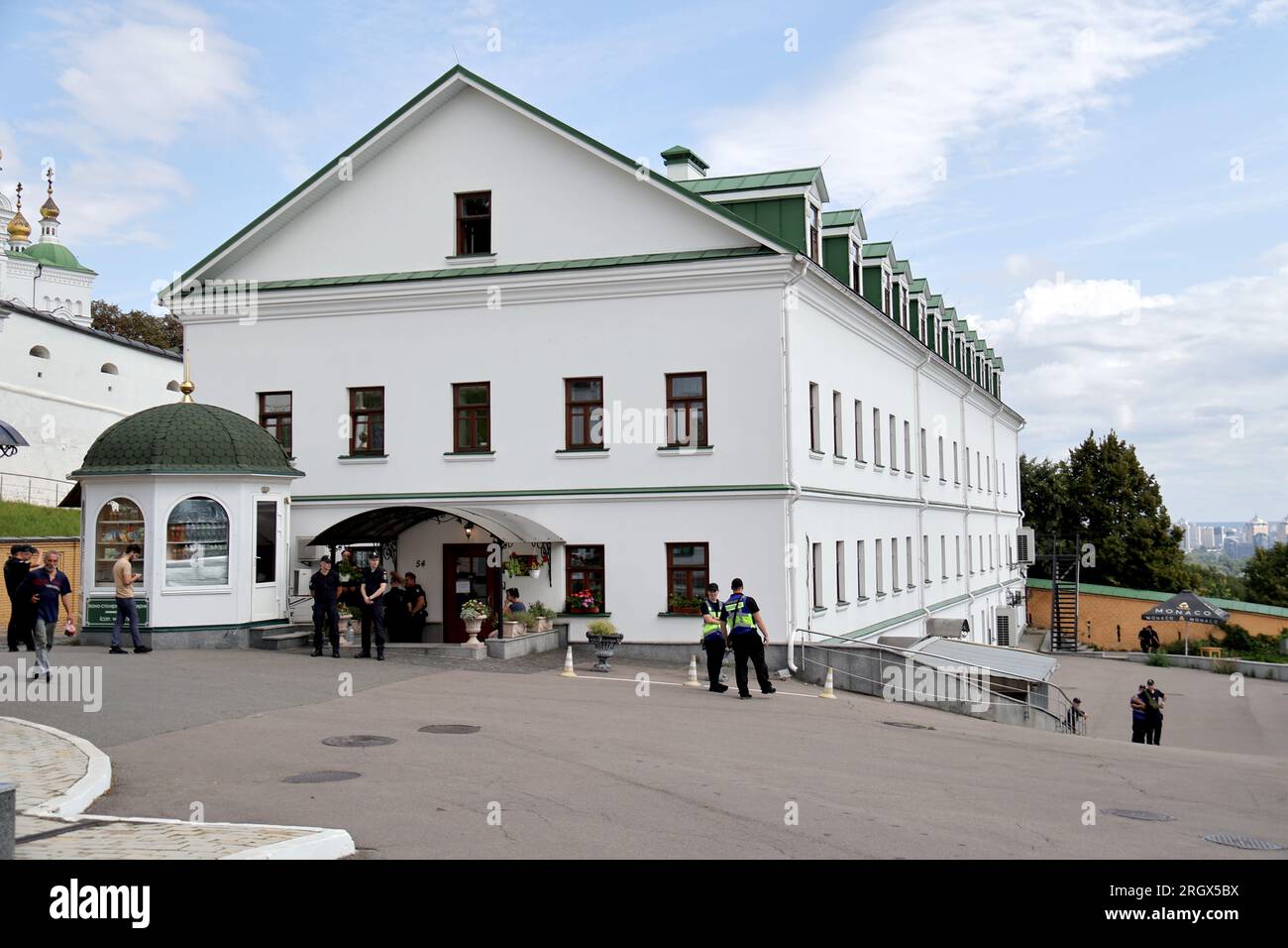 Nicht exklusiv: KIEW, UKRAINE - 11. AUGUST 2023 - Polizeibeamte werden auf dem Gelände des Kiew-Pechersk-Lavra, Kiew, Hauptstadt der Ukraine, gesehen. Stockfoto