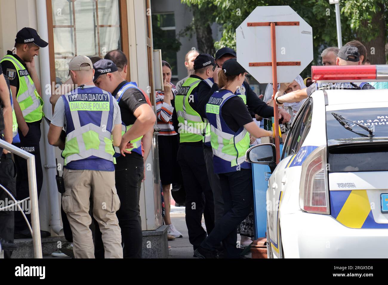 Nicht exklusiv: KIEW, UKRAINE - 11. AUGUST 2023 - Strafverfolger sind in der Kiew-Pechersk-Lavra, Kiew, Hauptstadt der Ukraine, im Dienst. Stockfoto