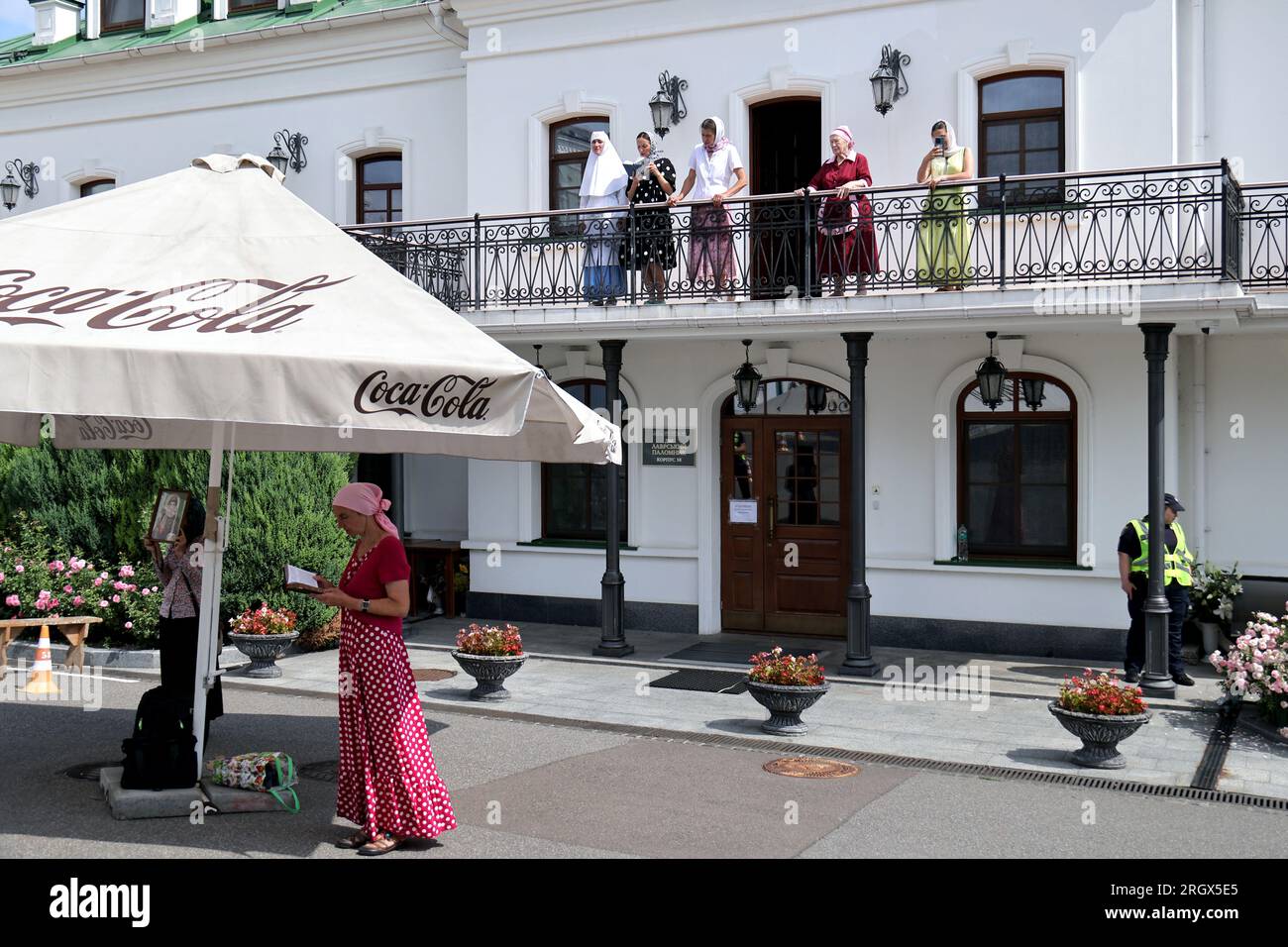 Nicht exklusiv: KIEW, UKRAINE - 11. AUGUST 2023 - Anhänger stehen auf dem Balkon des Kiew-Pechersk Lavra, Kiew, Hauptstadt der Ukraine. Stockfoto