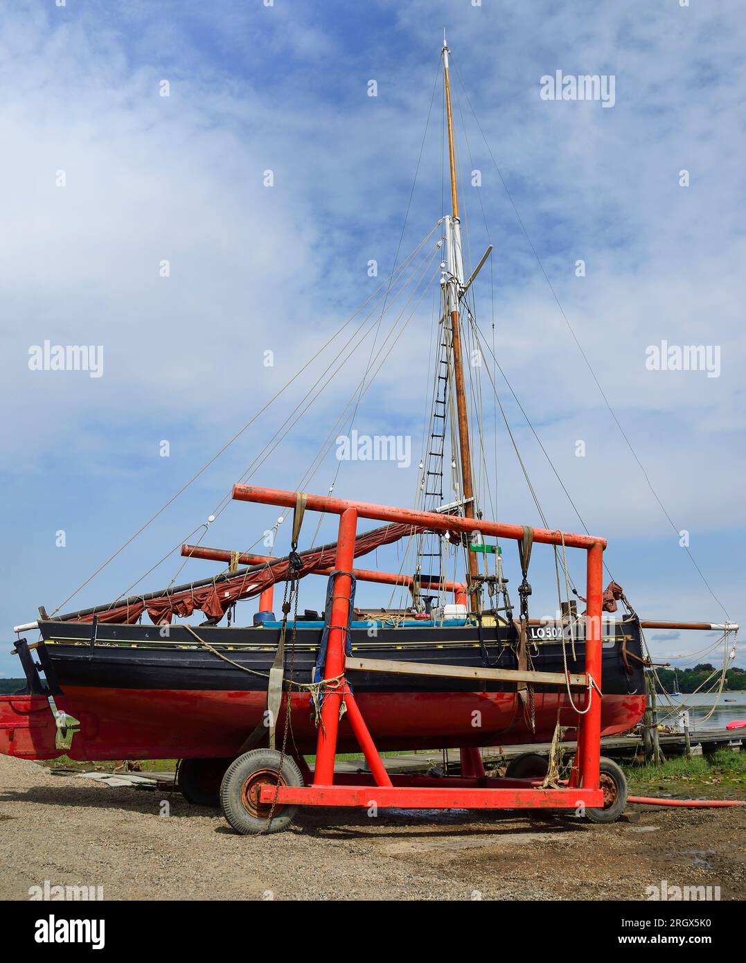 Traditionelles hölzernes Segelboot auf einem Bootsanhänger in Pin Mill, Suffolk, East Anglia, Suffolk, England Stockfoto
