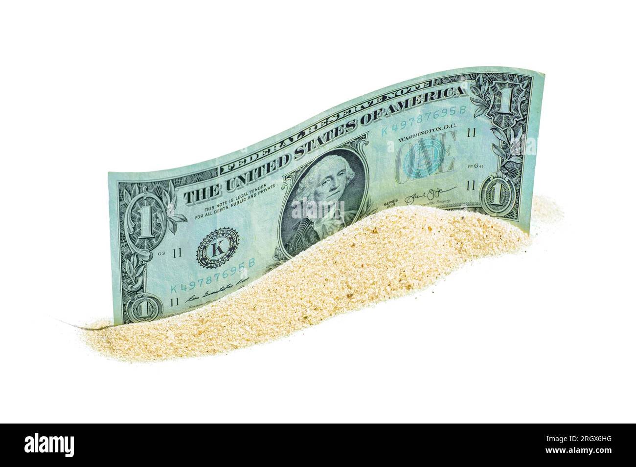 Financial Sandscape: Ein-Dollar-Schein ist kunstvoll in einem Haufen weißen Sand positioniert und schafft eine einzigartige visuelle Darstellung der Beziehung b Stockfoto