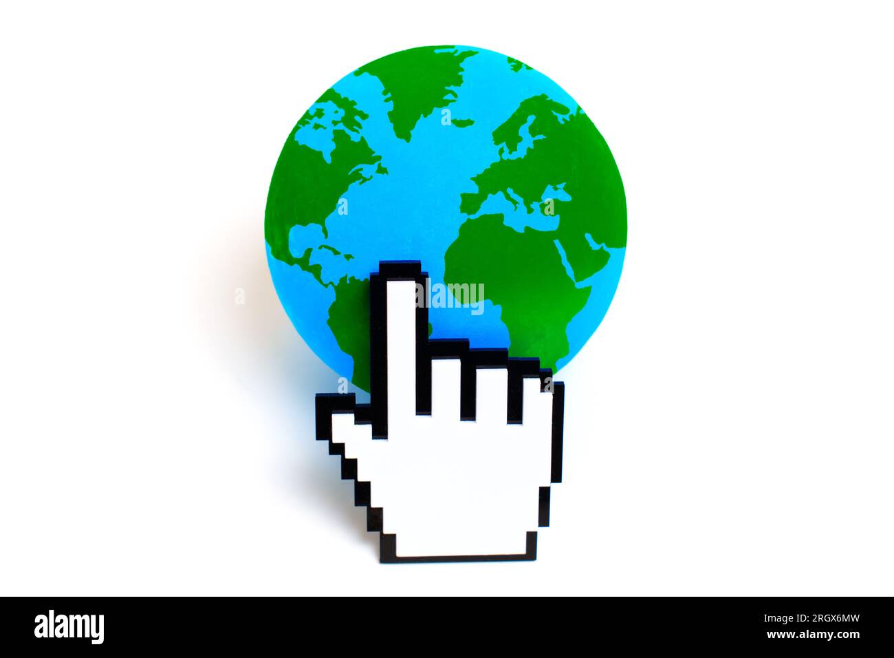 Der weiße, verpixelte Handcursor klickt auf eine leuchtend grüne und blaue Kugel und symbolisiert globale Konnektivität und digitale Interaktion. Stockfoto