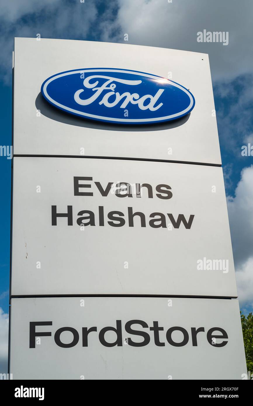 Wolverhampton, UK - 11. August 2023: Ein Ford-Werbetafel außerhalb der Evans Halshaw-Niederlassung mit dem Ford-Logo in Wolverhampton, UK Stockfoto