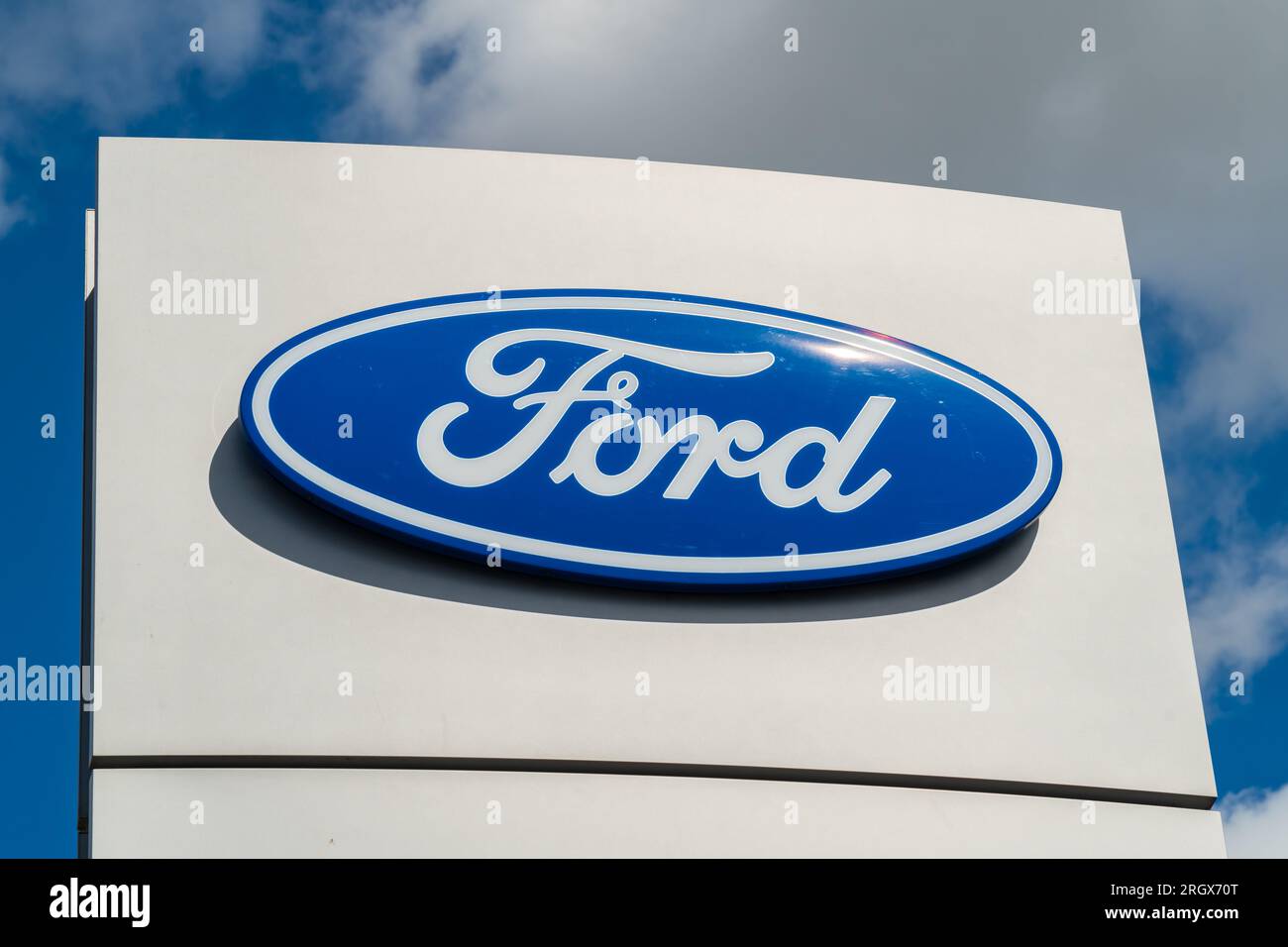 Wolverhampton, UK - 11. August 2023: Ein Ford-Werbetafel außerhalb der Evans Halshaw-Niederlassung mit dem Ford-Logo in Wolverhampton, UK Stockfoto