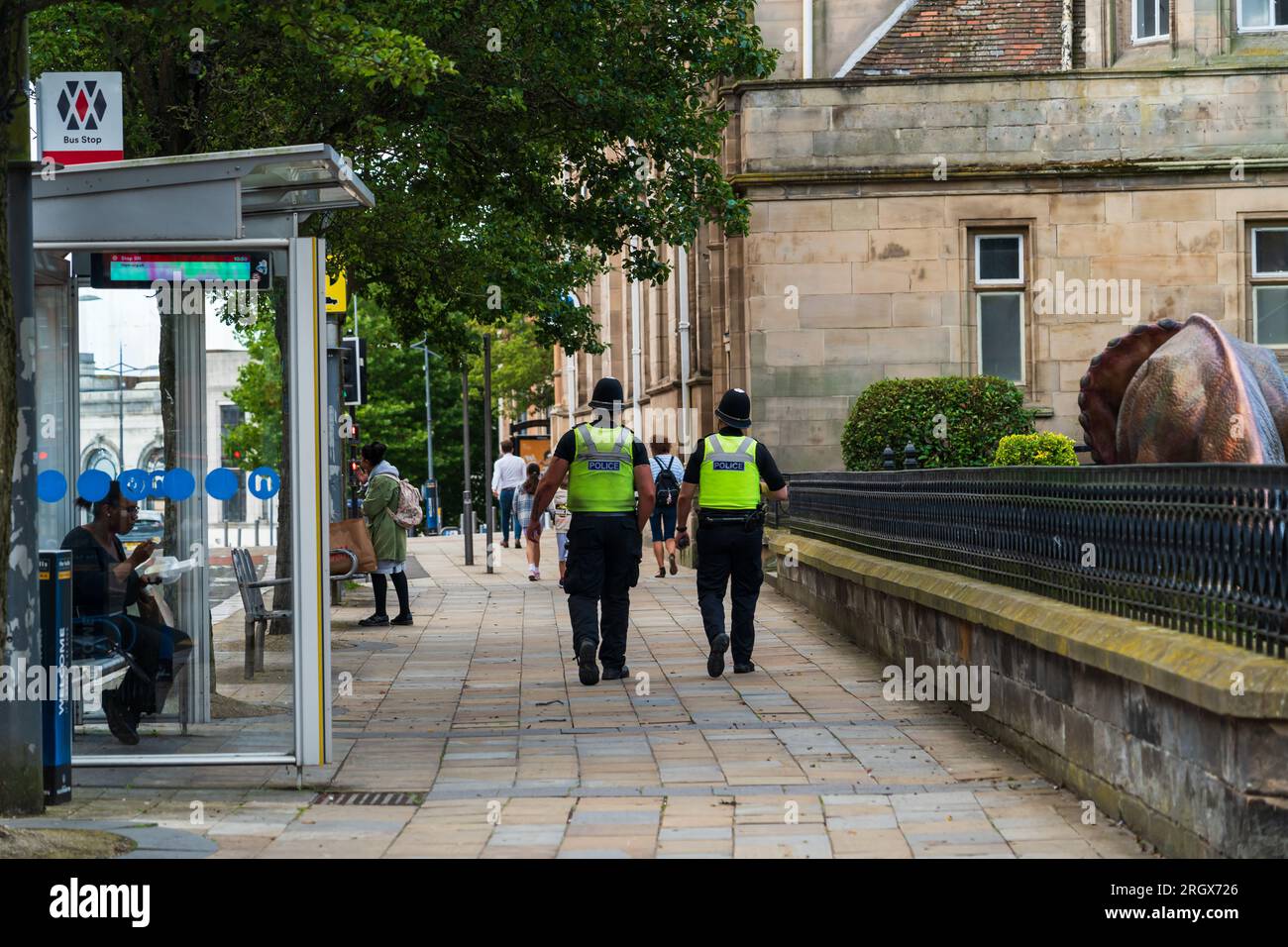 Wolverhampton, UK - 11. August 2023: Zwei Polizisten der West Midlands Police patrouillieren in Wolverhampton, UK Stockfoto