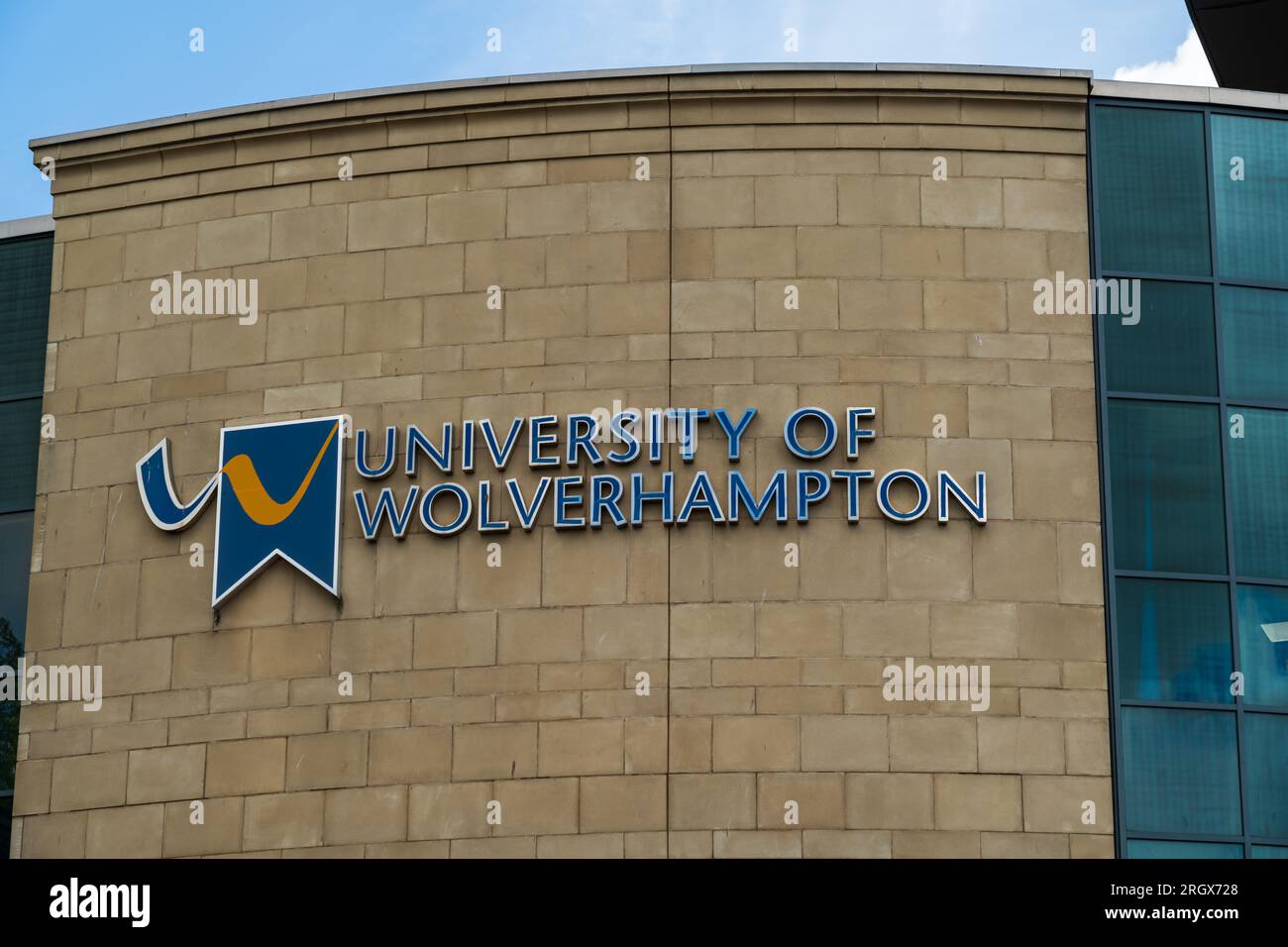 Wolverhampton, UK - 11. August 2023: University of Wolverhampton externes Schild und Logo auf der Außenseite eines Gebäudes Stockfoto