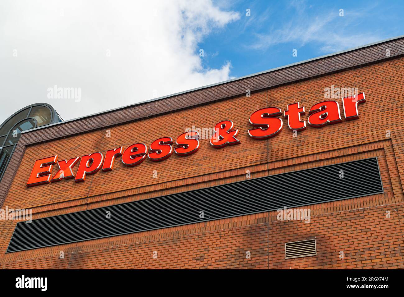 Wolverhampton, UK - 11. August 2023: Beschilderung der Express- und Star-Tageszeitungszentrale in Queen Street Wolverhampton, UK Stockfoto