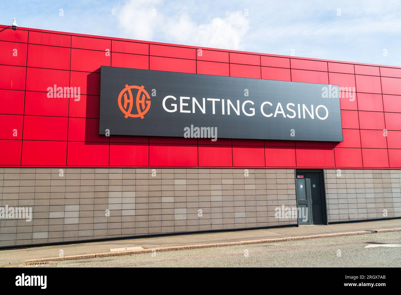 Wolverhampton, Großbritannien - 11. August 2023: Außenschild für Genting Casino in Wolverhampton, Großbritannien Stockfoto