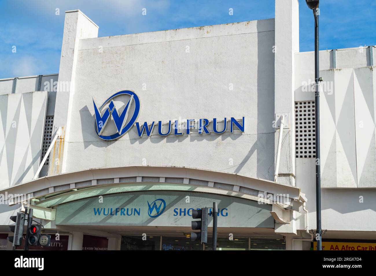Wolverhampton, UK - 11. August 2023: Außenbeschilderung des Wulfrun Shopping Centre mit Schwerpunkt auf dem Logo im Stadtzentrum von Wolverhampton Stockfoto