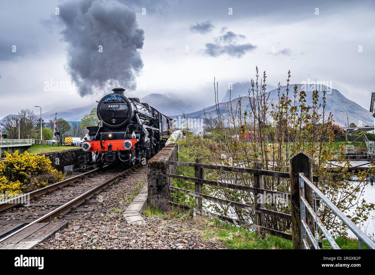 Die Jacobite Steam Locomotive mit Ben Nevis als Kulisse Stockfoto