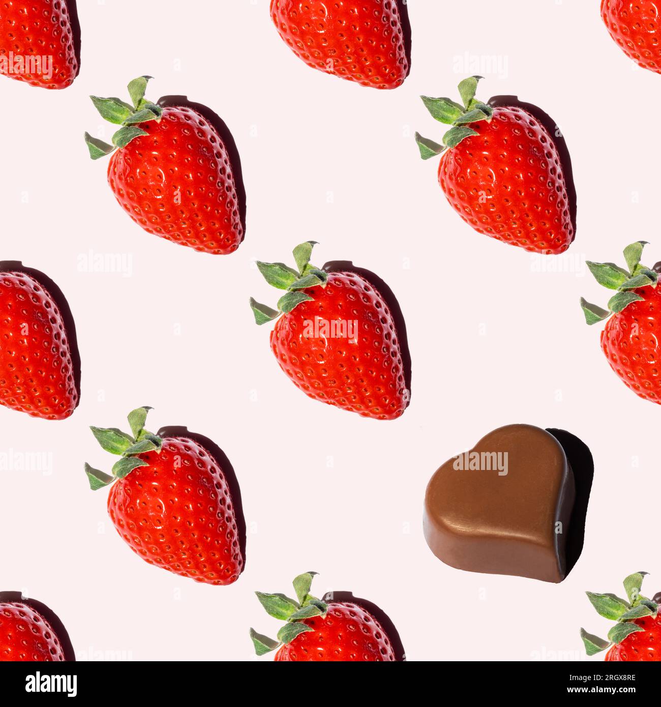 Nahtloses Muster aus roten, gesättigten Erdbeeren und einer herzförmigen Schokolade mit einem Schatten auf weißem Hintergrund. Hintergrund der Lieblingsgerichte. A s Stockfoto