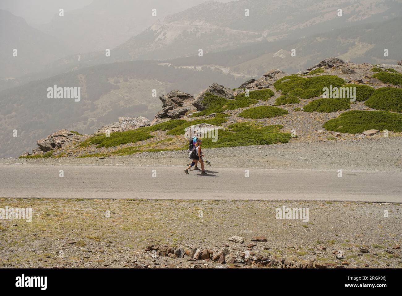 Ein Paar wandert in der Sommersaison um Hoyo de la Mora, Sierra Nevada. Granada, Andalusien, Spanien. Stockfoto