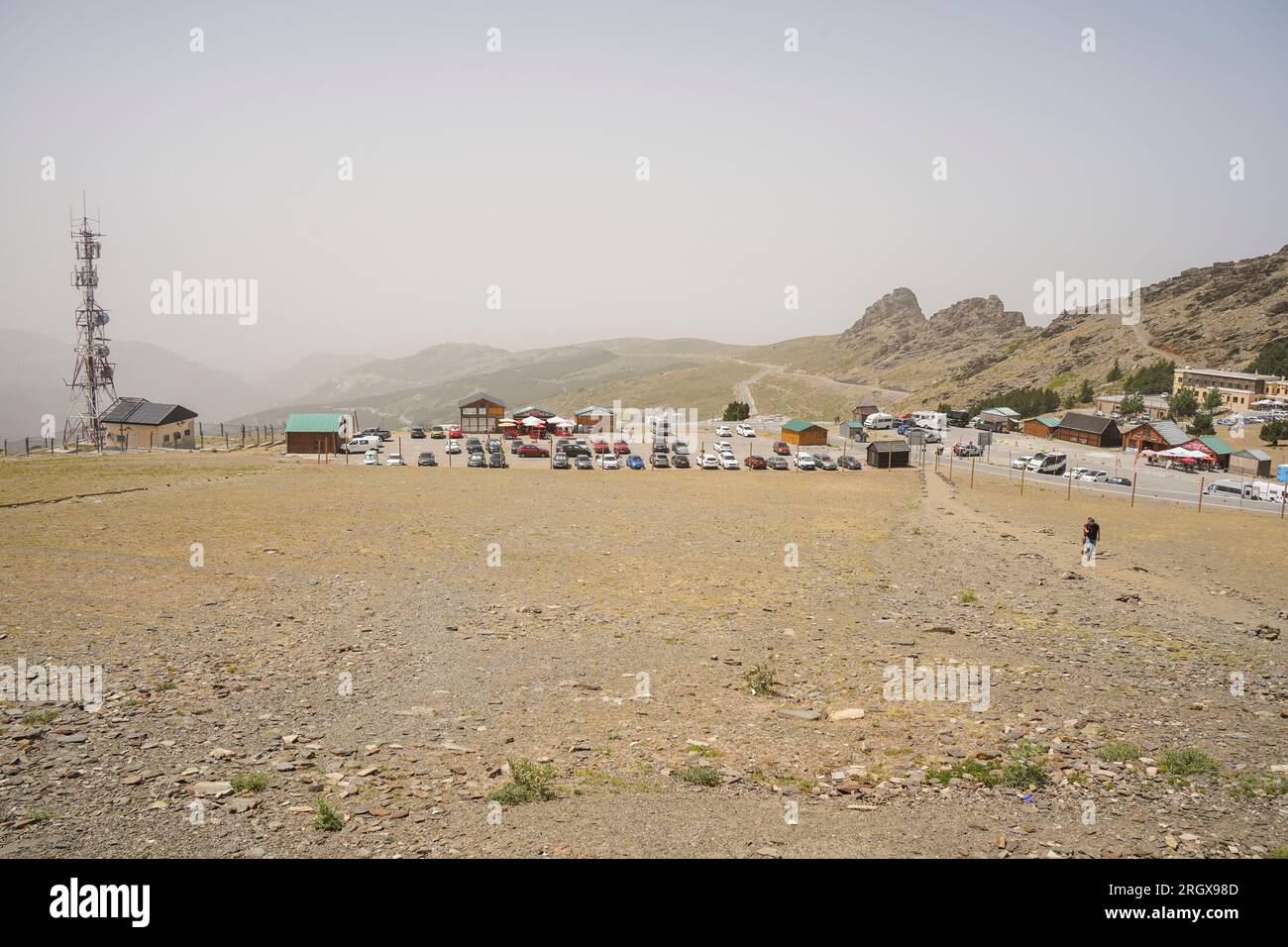 Hoyo de la Mora, mit Kiosken, Sierra Nevada, in der Sommersaison. Granada, Andalusien, Spanien. Stockfoto