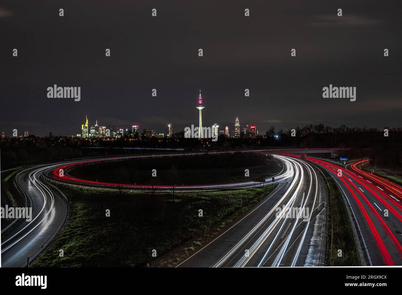 Ausblick in Frankfurt. Tolle Aussicht auf Hochhäuser und Wolkenkratzer am Abend und bei Sonnenuntergang. Tolle Atmosphäre in einer Megastadt Stockfoto