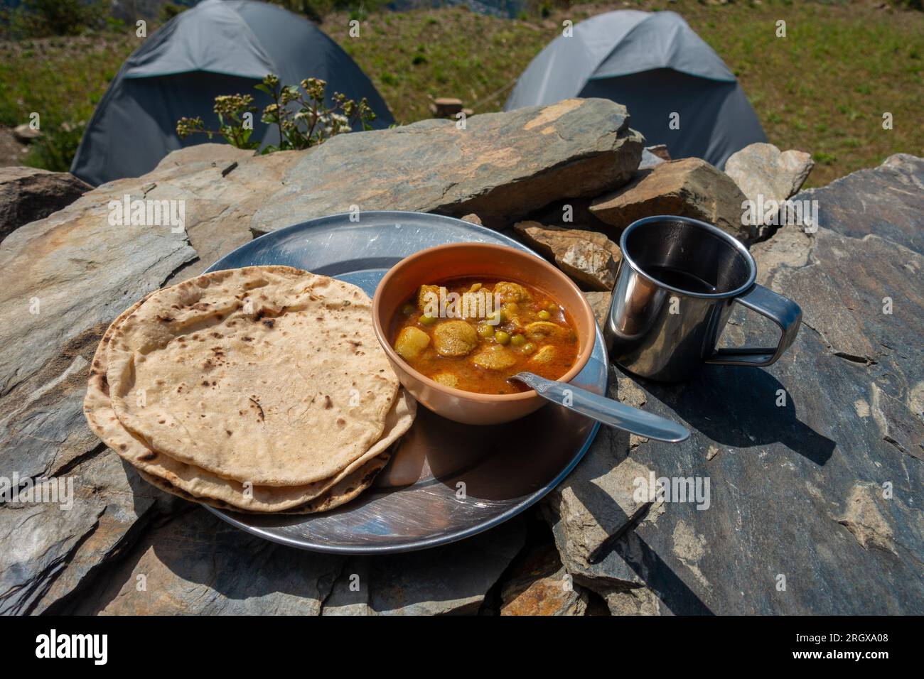 Indische Roti-Sabzi-Speiseplatte (indisches Brot und Gemüse-Curry) im Freien während des Campings im Himalaya. Uttarakhand Indien. Stockfoto
