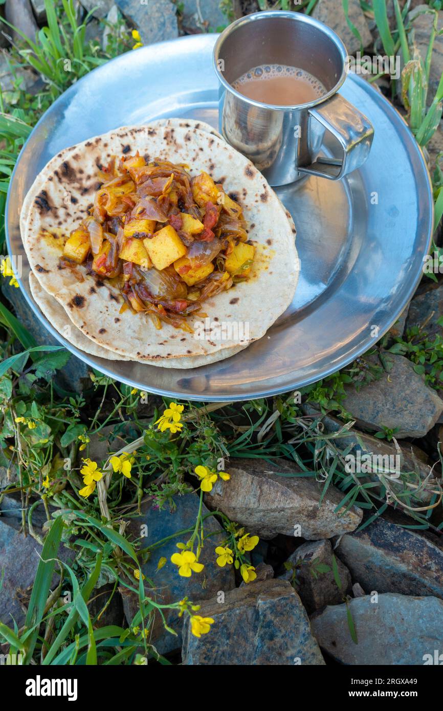 Indische Roti-Sabzi-Speiseplatte (indisches Brot und Gemüse-Curry) im Freien während des Campings im Himalaya. Uttarakhand Indien. Stockfoto