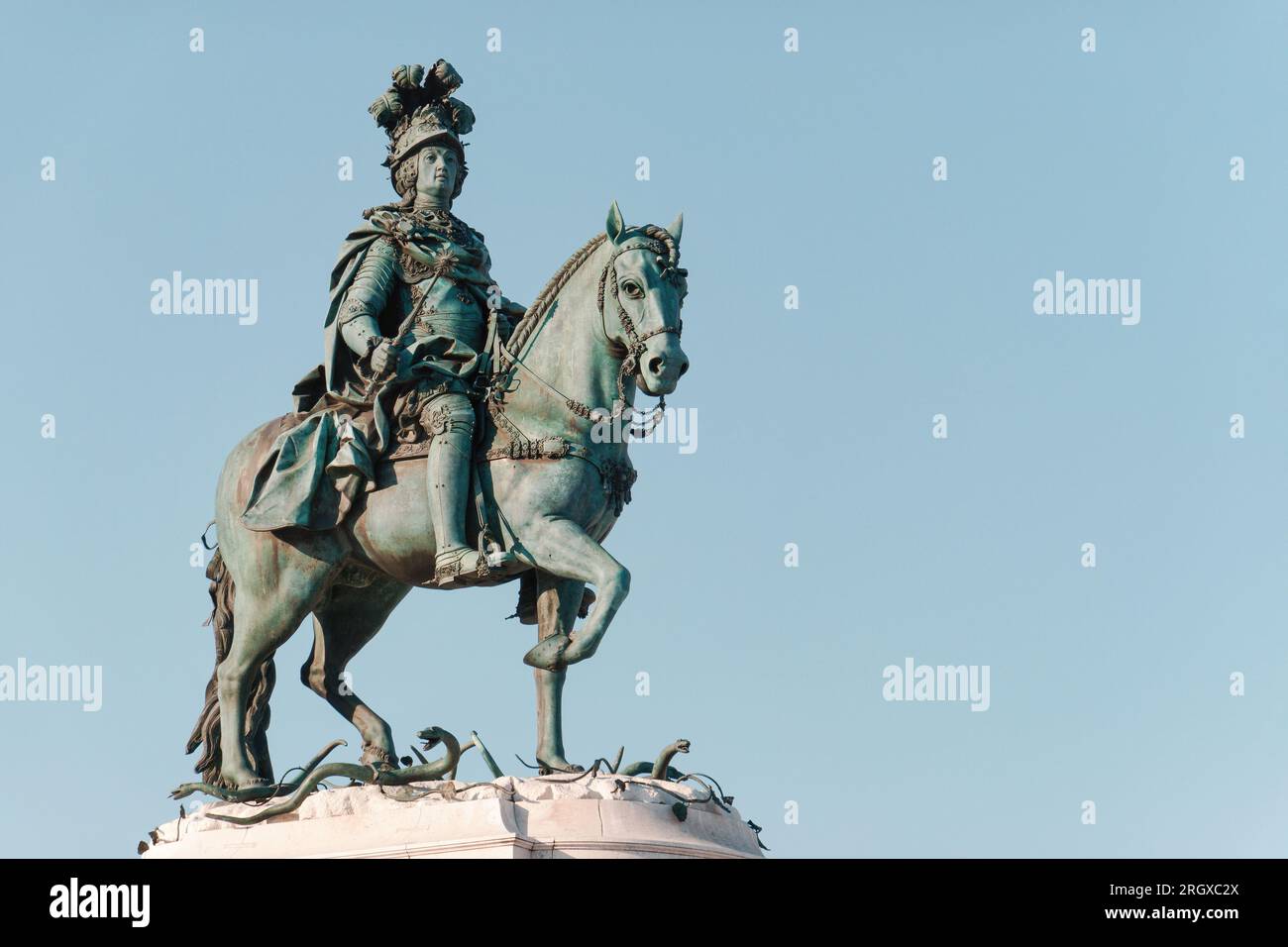Historische Statue von König José I. auf dem Commerce Plaza in Lissabon, Portugal. Reiterstatue, 1775 eingeweiht. Platz kopieren, Text platzieren. Stockfoto