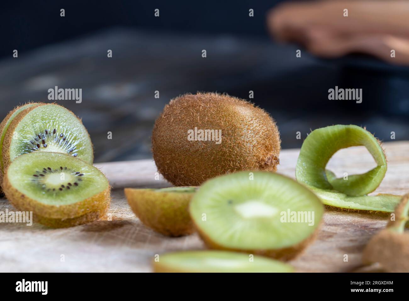 Reife grüne Kiwi auf einem Schneidebrett in Scheiben geschnitten, Kiwifrüchte gewaschen und in Stücke geschnitten Stockfoto