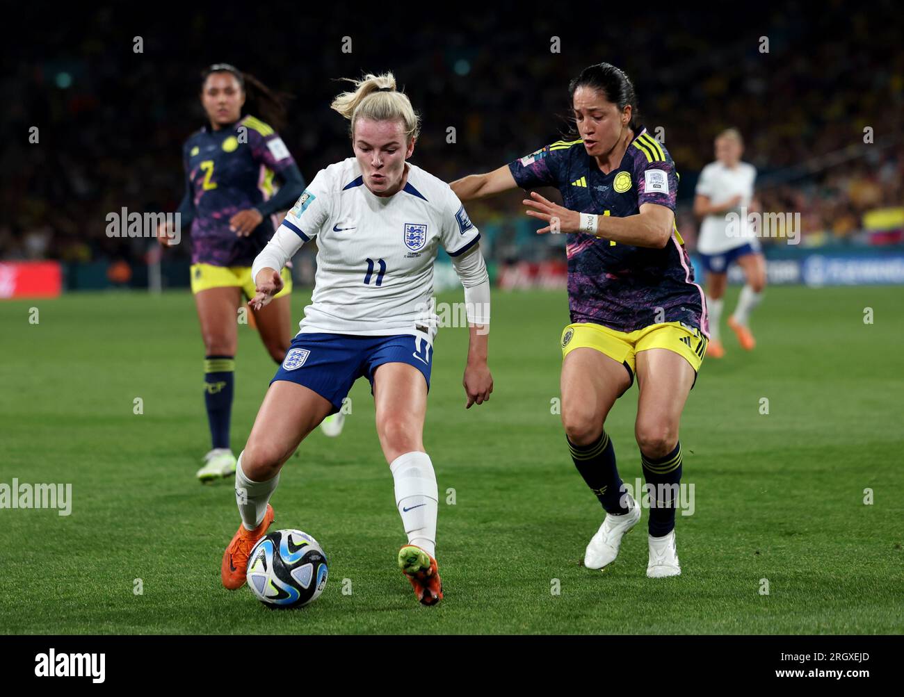 Lauren Hemp aus England (links) und Diana Ospina Garcia aus Kolumbien kämpfen beim Viertelfinale der FIFA Women's World Cup im Stadium Australia, Sydney, um den Ball. Foto: Samstag, 12. August 2023. Stockfoto