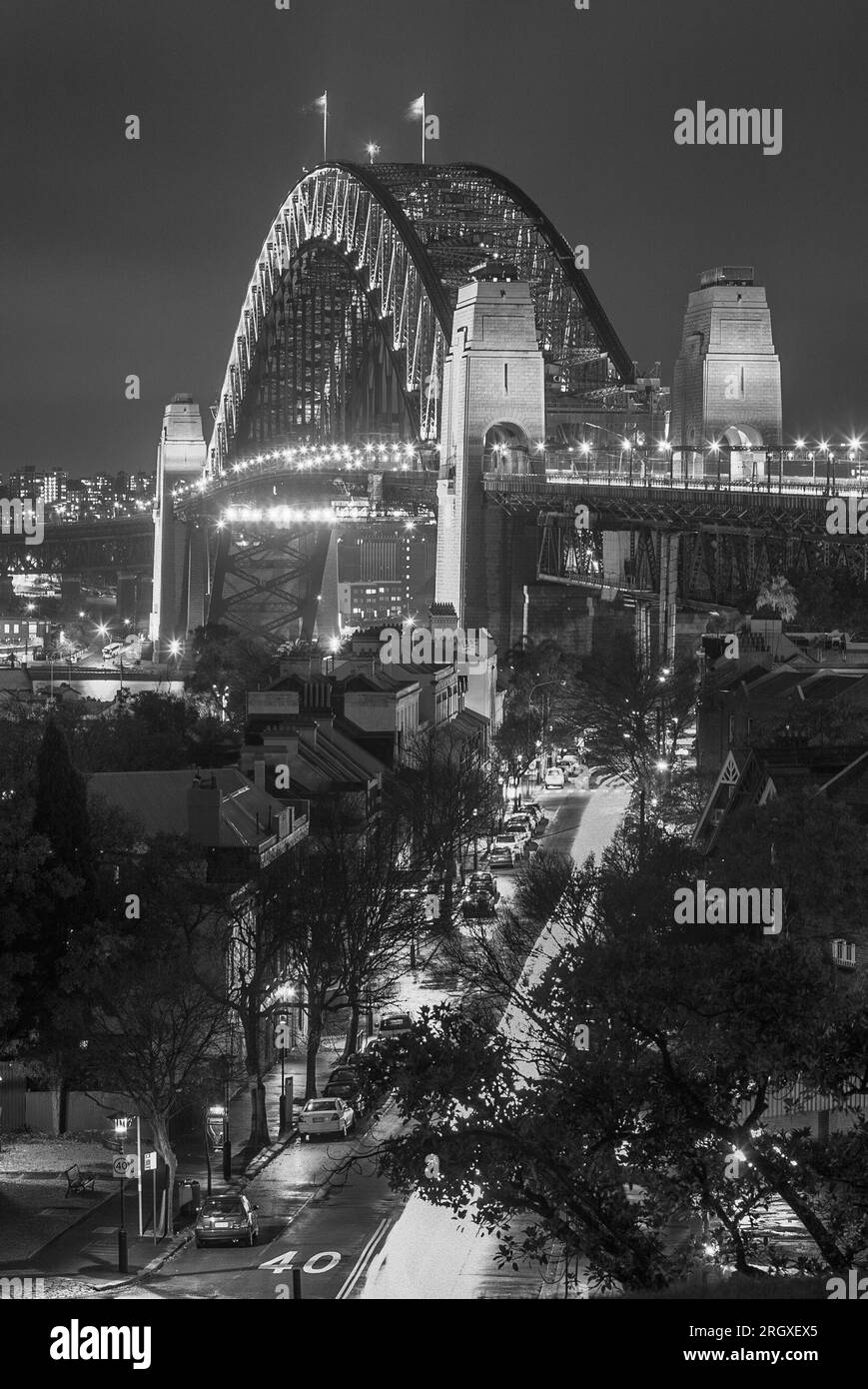 Sydney Harbour Bridge in Sydney, Australien, bei Nacht mit Lower Fort Street im Vordergrund. Stockfoto