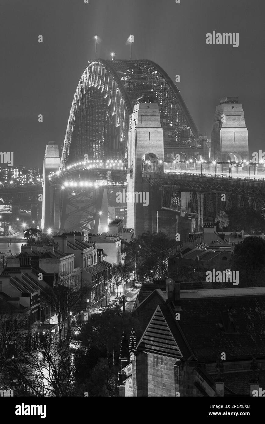 Ein nächtlicher Nebel zieht sich auf der Sydney Harbour Bridge in Sydney, Australien, mit der Lower Fort Street im Vordergrund. Stockfoto