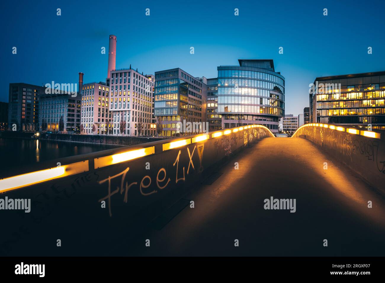 Skyline Frankfurt von oben während eines stimmungsvollen, bunten Sonnenaufgangs. Stadtbild in Deutschland mit Wolkenkratzern. Stadt, Sonnenuntergang Stockfoto