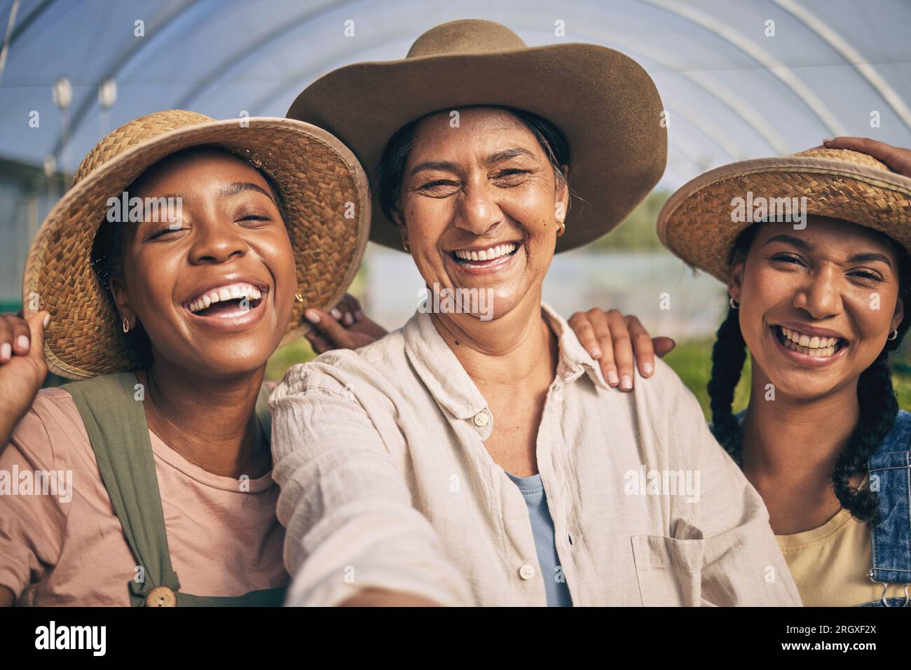 Gewächshaus, Gruppen- und glückliches Selfie von Frauen in der Landwirtschaft, in nachhaltigen Kleinunternehmen und in der Landwirtschaft. Porträt von Freundinnen auf der Gemüsefarm Stockfoto