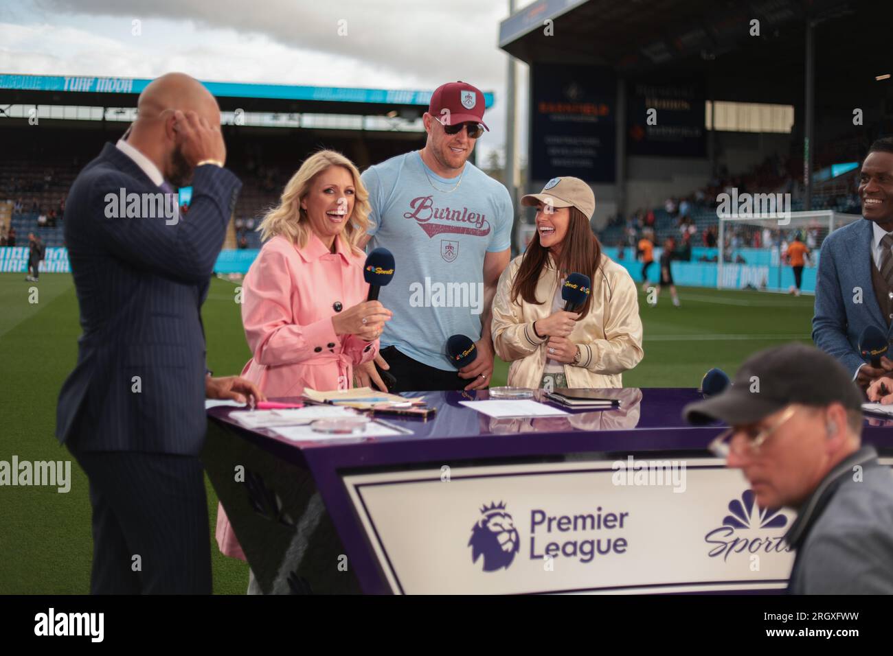 Alan Pace JJ Watts und Kealia Watts vor dem Burnley FC gegen den Manchester City FC im Turf Moor Stadium Burnley 11. August 2023 Guthaben: Sharon Latham/Burnley FC/Alamy Live News Stockfoto