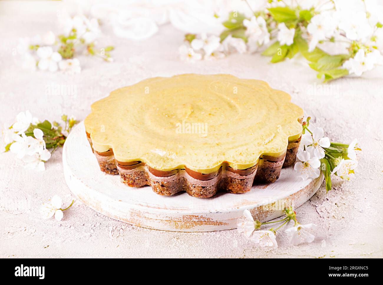 Vegane Rohkost gesunder Esskuchen ohne Backen. Aus Zutaten Nüsse, Datteln, Pflaumen, Avocado, Banane, Kakao, Schokolade, ohne Backen, Glutenfre Stockfoto