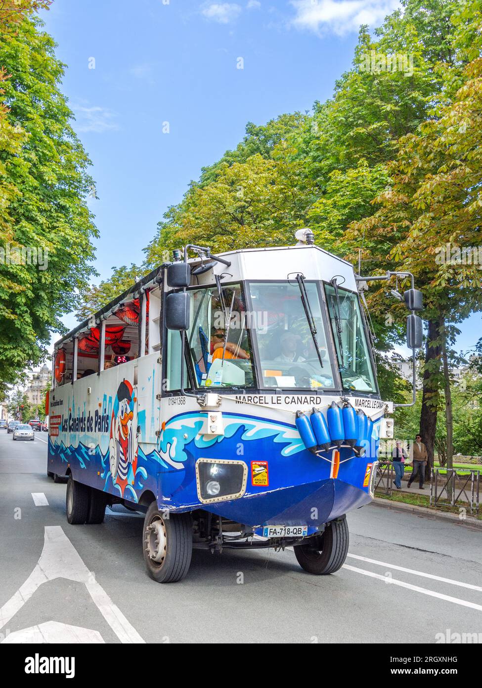 Amphibienbus „Les Canards de Paris“ auf Tour in der Hauptstadt Paris, Frankreich. Stockfoto