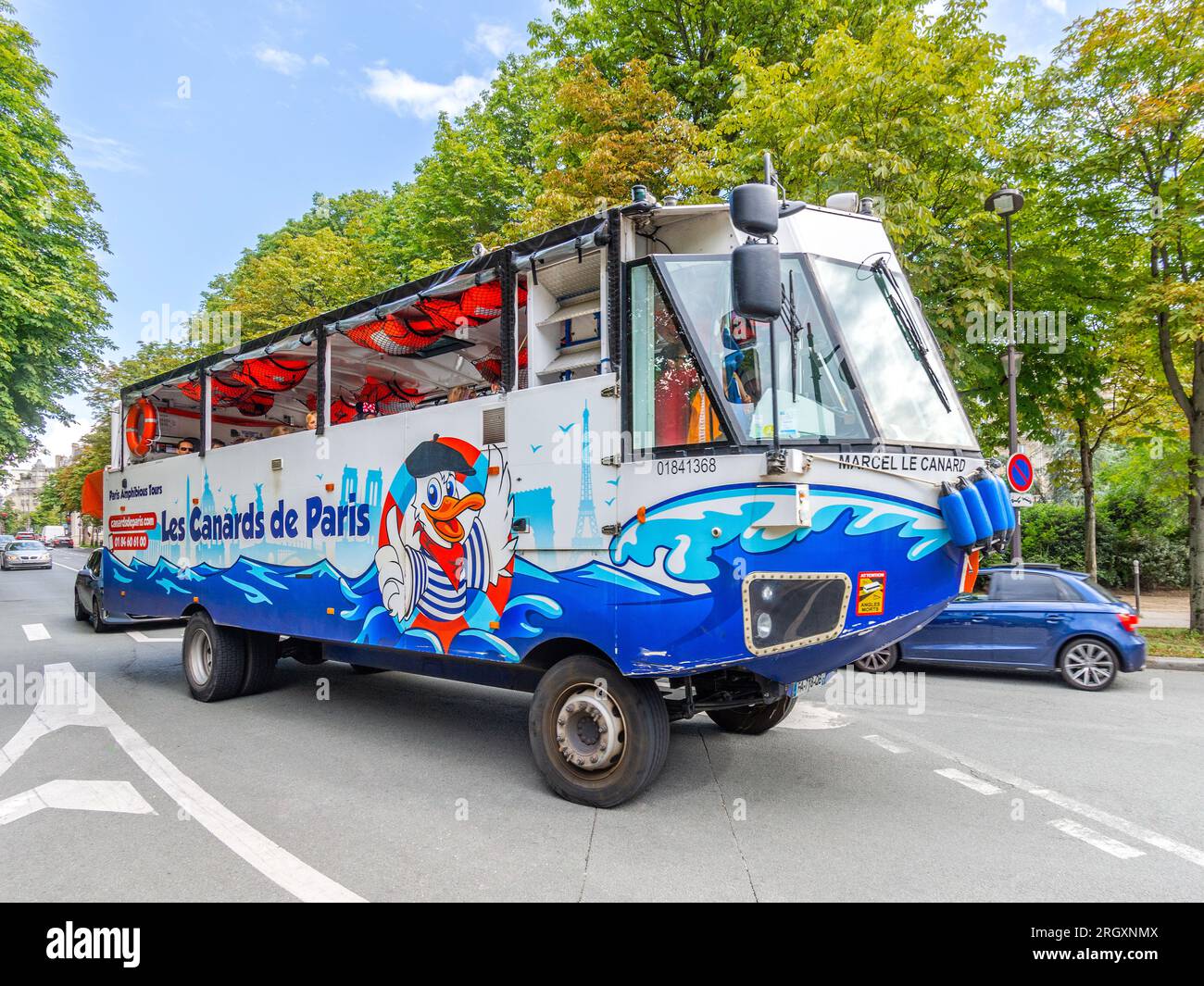 Amphibienbus „Les Canards de Paris“ auf Tour in der Hauptstadt Paris, Frankreich. Stockfoto