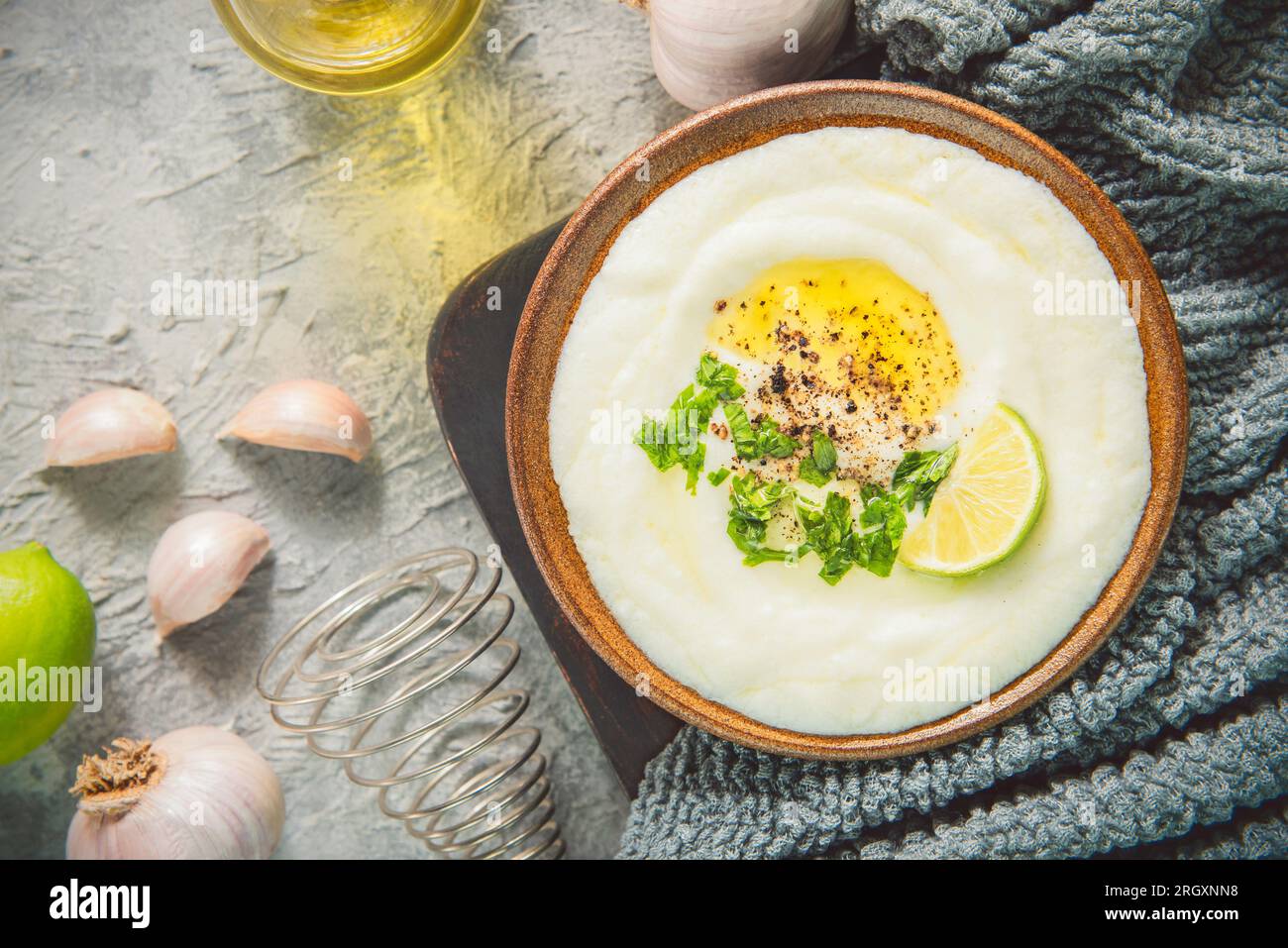 Arabische Küche; traditioneller libanesischer Knoblauch-Dip 'Toum oder Toumya'. Es ist voller kratziger Geschmack und kann leicht als weichgemachte Butter aufgetragen werden. Stockfoto