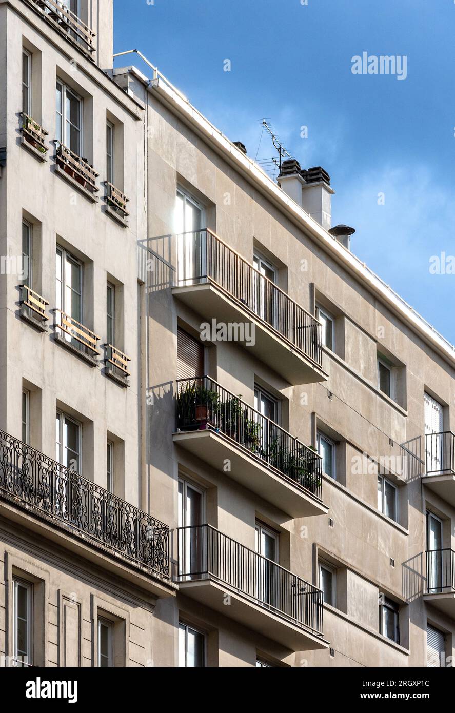 Moderner Apartmentblock mit Balkonen - Paris 16, Frankreich. Stockfoto