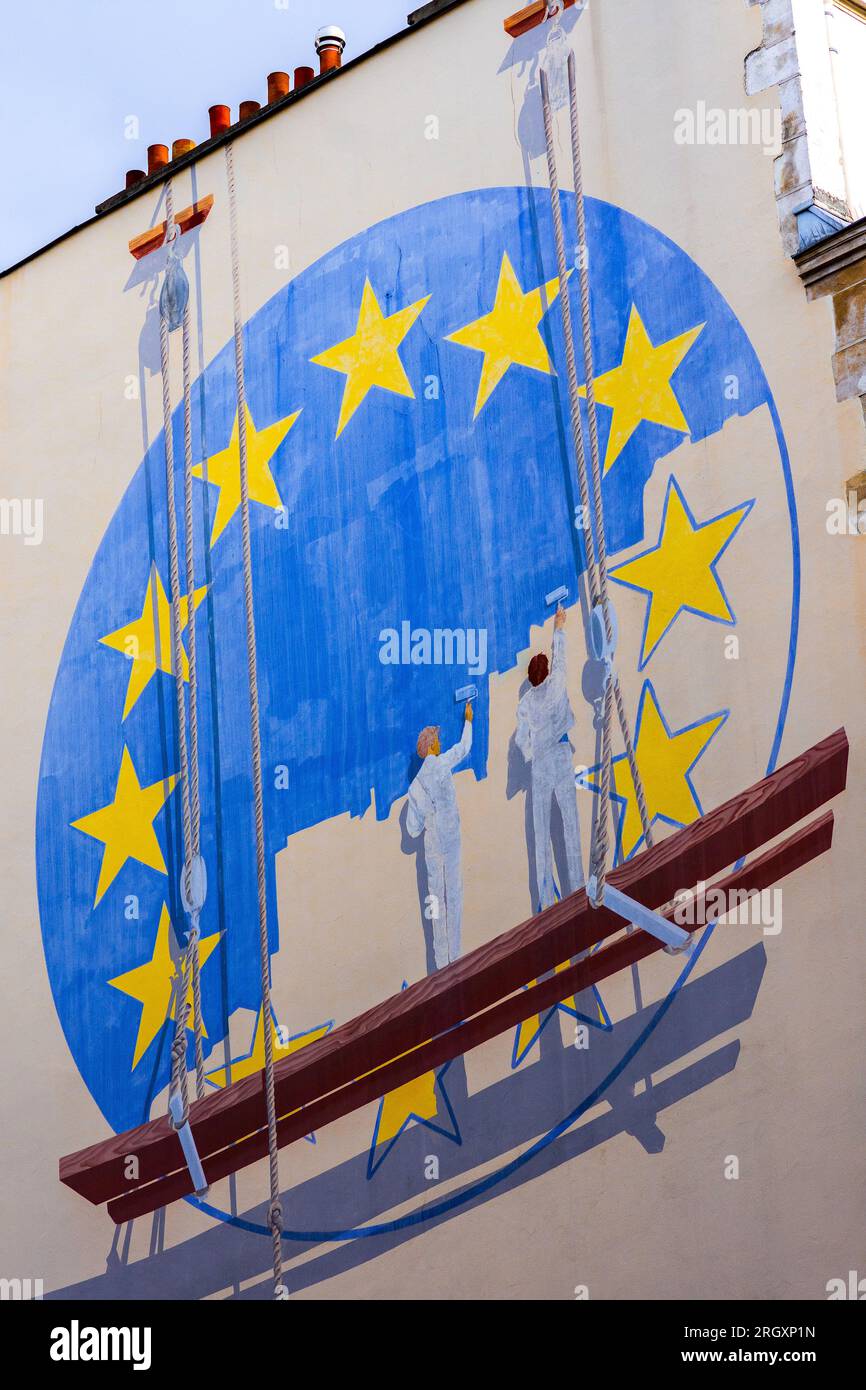 Wandgemälde mit der Flagge der Europäischen Union, die gemalt wird - Paris 16, Frankreich. Stockfoto