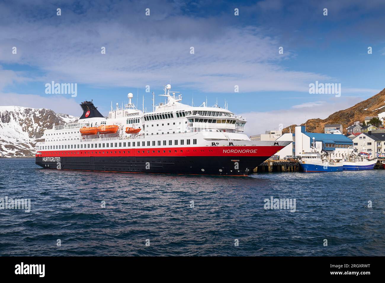 Die norwegische Hurtigruten-Fähre, Frau NORDNORGE, liegt in Honningsvåg, Norwegen. 6. Mai 2023 Stockfoto