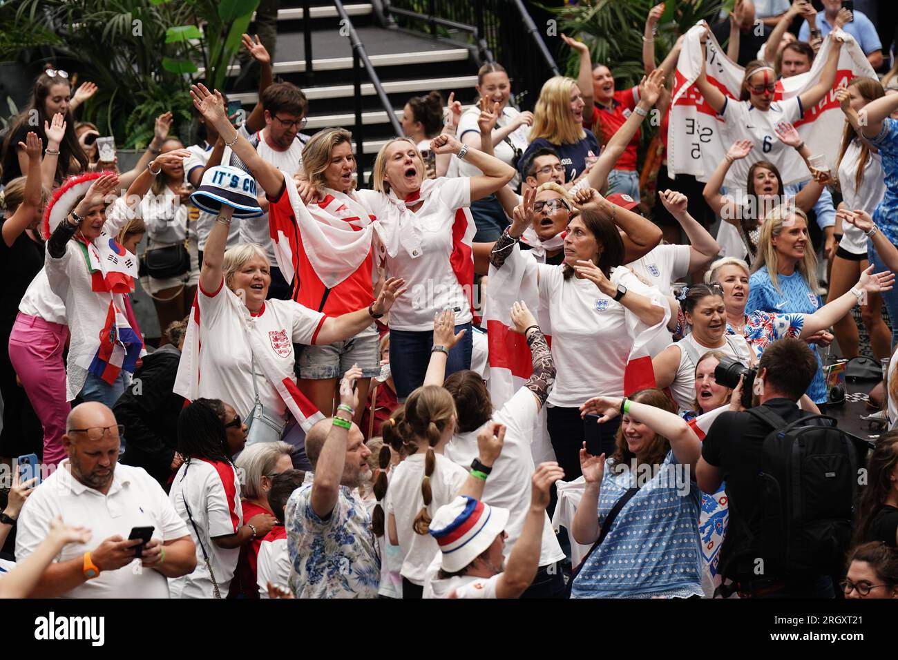 Englische Fans feiern ihren Mannschaftssieg bei einer Vorführung des