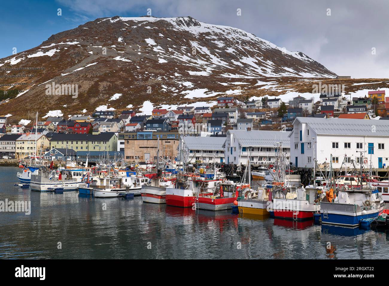 Die Kleine Norwegische Stadt Honningsvåg Auf Der Insel Magerøya, Weit Nördlich Des Polarkreises, Norwegen. 5. Mai 2023 Stockfoto