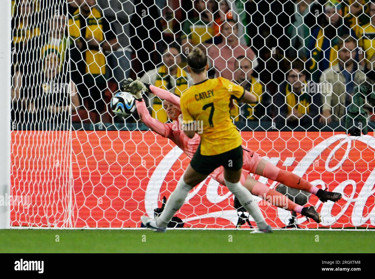 Brisbane, Australien. 12. Aug. 2023. Die französische Torhüterin Solene Durand (L) rettet den Elfmeterkick von Steph Catley aus Australien während des Viertelfinalspiels zwischen Australien und Frankreich bei der FIFA Women's World Cup 2023 in Brisbane, Australien, am 12. August 2023. Kredit: Li Yibo/Xinhua/Alamy Live News Stockfoto