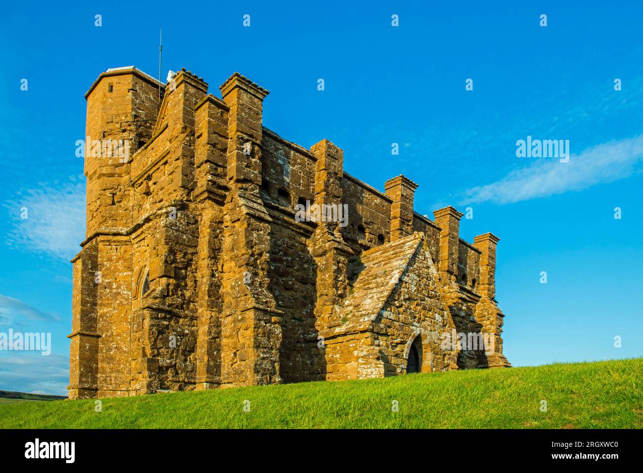 Katharinenkapelle über dem nahegelegenen Dorf Abbotsbury in Dorset an einem sonnigen blauen Himmel im September Stockfoto