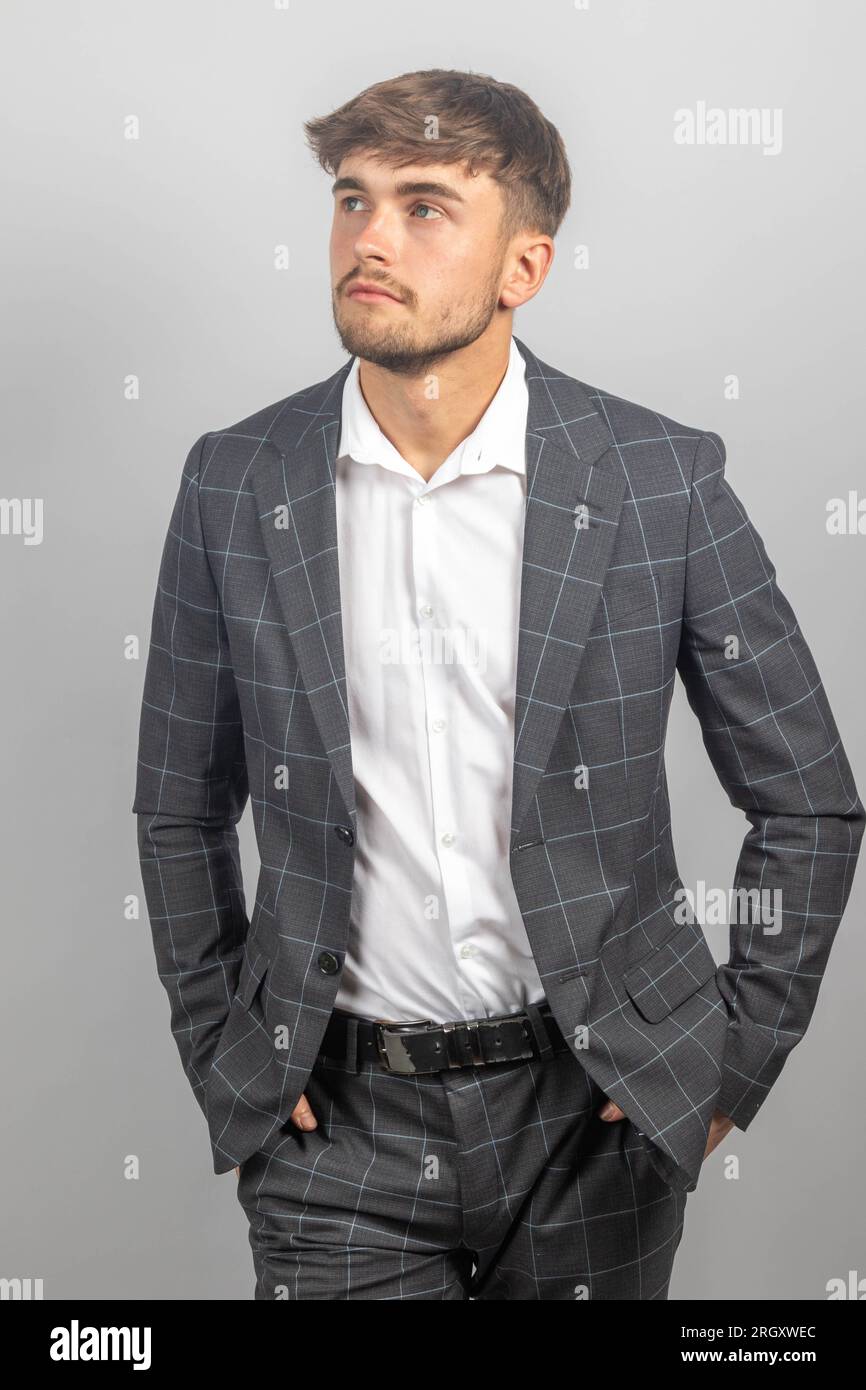 Porträt eines jungen Geschäftsmannes oder Unternehmers in einem gepackten Hemd mit offenem Hals Stockfoto