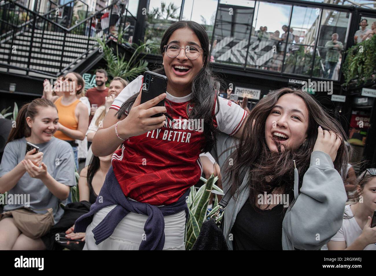 London, Großbritannien. 12. August 2023. FIFA Frauen-Weltmeisterschaft: Viertelfinale England gegen Kolumbien. Die Fans feiern die 2-1-Sterne-Siege Englands und sehen live aus Sydney, Australien, auf dem großen Bildschirm des BOXPARK Croydon zu. Kredit: Guy Corbishley/Alamy Live News Stockfoto