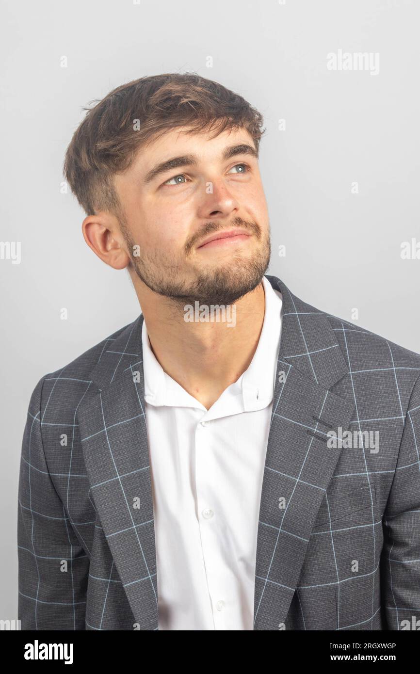 Porträt eines jungen Geschäftsmannes oder Unternehmers in einem gepackten Hemd mit offenem Hals Stockfoto