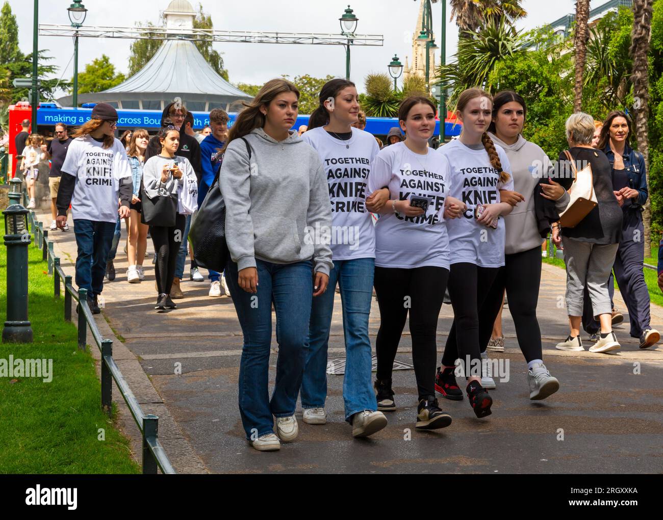 Bournemouth, Dorset, Vereinigtes Königreich, 12. August 2023. In Bournemouth findet ein marsch gegen die Messerkriminalität statt, nach jüngsten Messerstichen, insbesondere dem tragischen Tod des 18-jährigen Cameron Hamilton am vergangenen Wochenende, der erstochen wurde, als ein Kampf in den unteren Gärten ausbrach. Der marsch besteht darin, sich gegen alle Messerstechertaten in der Stadt zu wehren, junge Menschen von Gewalt abzuschrecken und gemeinsam Brainstorming zu betreiben und Lösungen für die jungen Menschen von heute zu finden. Kredit: Carolyn Jenkins/Alamy Live News Stockfoto