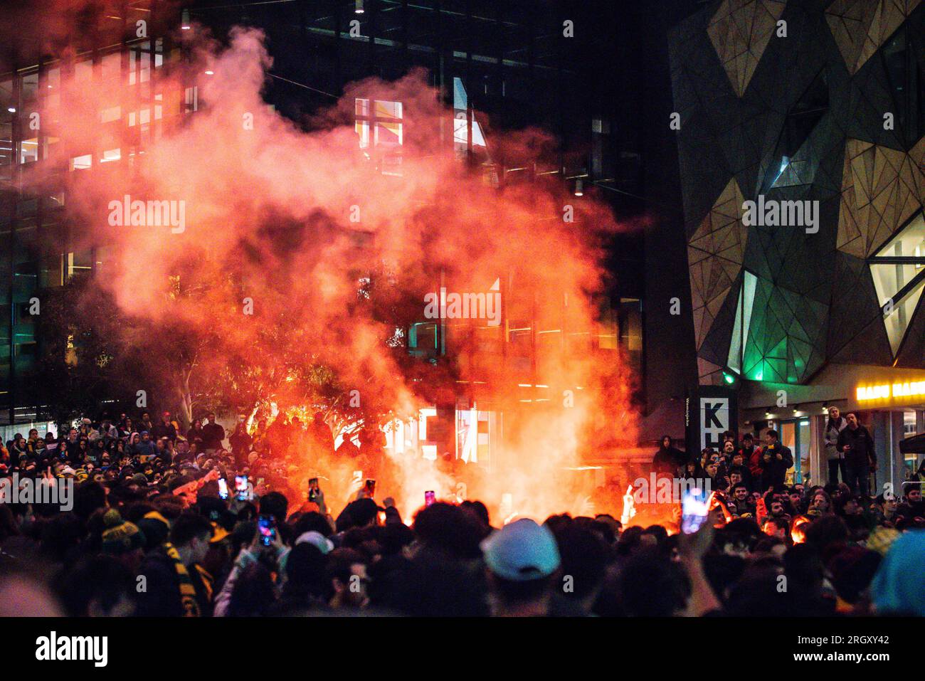 Melbourne, Victoria, Australien. 12. Aug. 2023. MELBOURNE, AUSTRALIEN - 12. AUGUST: Allgemeine Ansicht des Melbourne Fan Festivals mit großen Zuschauern, die auf der FIFA Women's World Cup Australia & Neuseeland 2023 am Federation Square am 12. August 2023 australische Matildas vs. France Les Bleus sehen (Bild: © Chris Putnam/ZUMA Press Wire) – REDAKTIONELLE VERWENDUNG! Nicht für den kommerziellen GEBRAUCH! Kredit: ZUMA Press, Inc./Alamy Live News Stockfoto